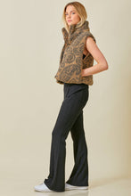 Load image into Gallery viewer, PAISLEY SHERPA PRINT VEST
