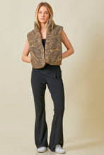 Load image into Gallery viewer, PAISLEY SHERPA PRINT VEST
