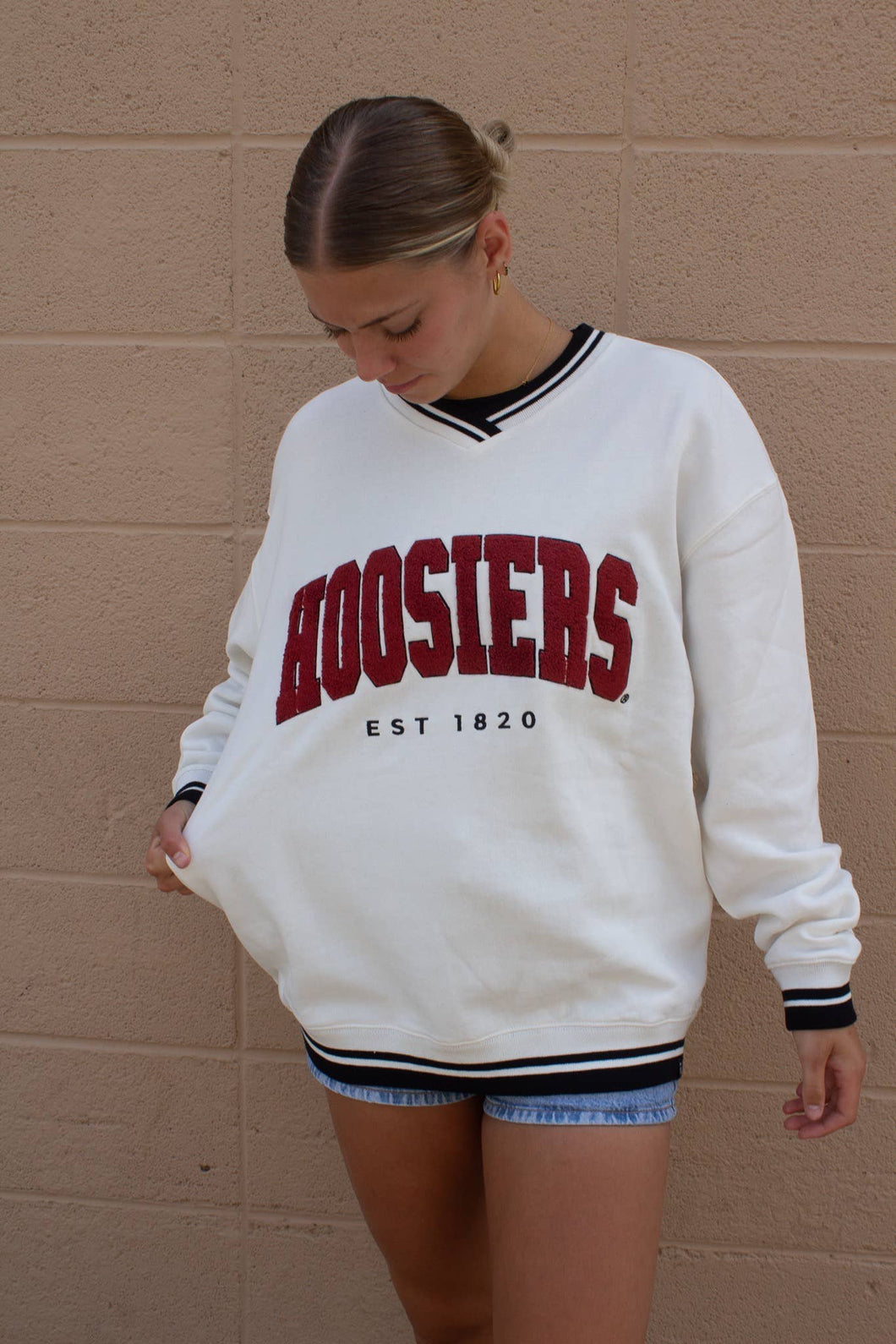 Indiana Allen Chenille - Varsity V-neck Pullover: L / WHITEBLACK