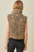 Load image into Gallery viewer, PAISLEY SHERPA PRINT VEST
